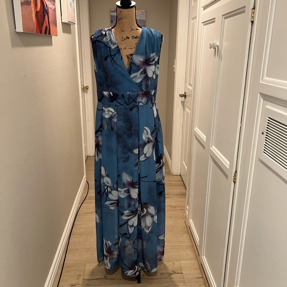 Floral dress. EUC. Worn only once for pictures. Size large
